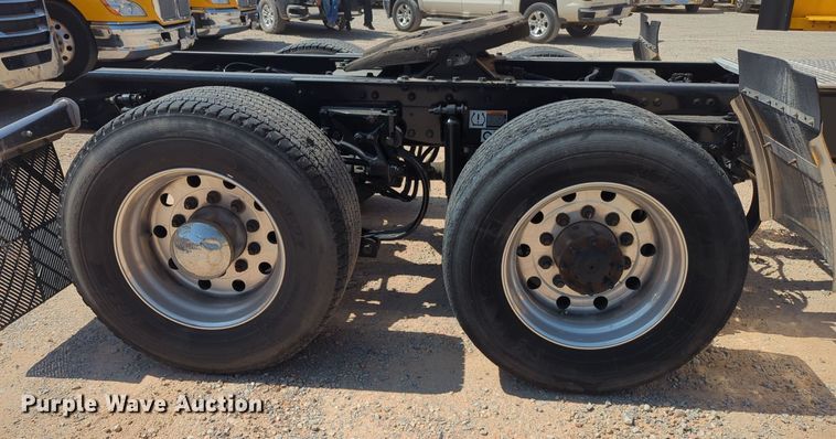 image for item EQ2163 2019 Kenworth  T680 semi truck