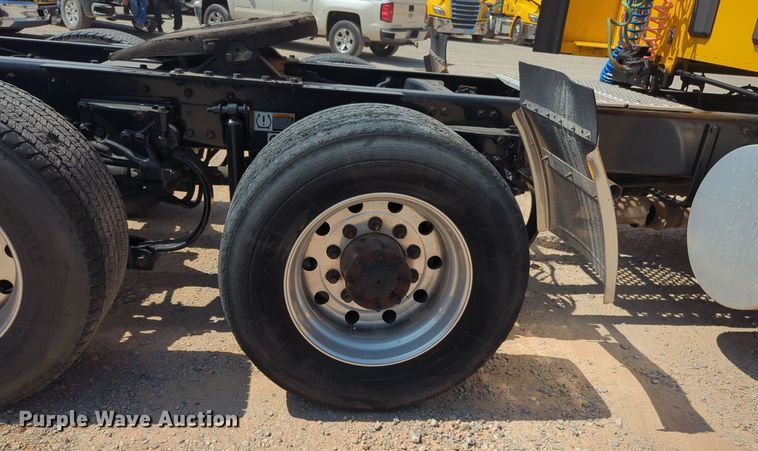 image for item EQ2163 2019 Kenworth  T680 semi truck