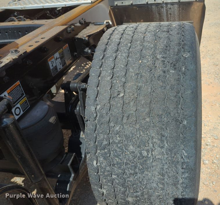 image for item EQ2163 2019 Kenworth  T680 semi truck