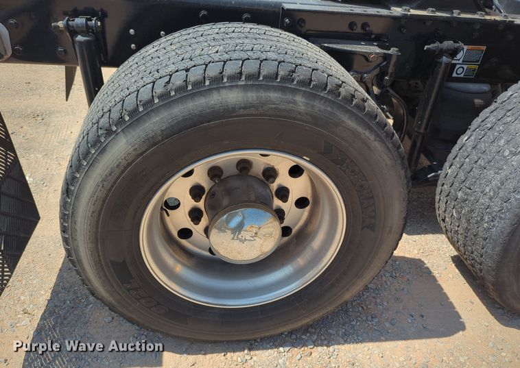 image for item EQ2163 2019 Kenworth  T680 semi truck