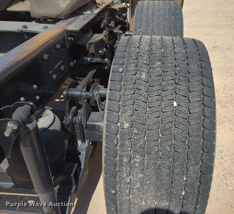 image for item EQ2163 2019 Kenworth  T680 semi truck