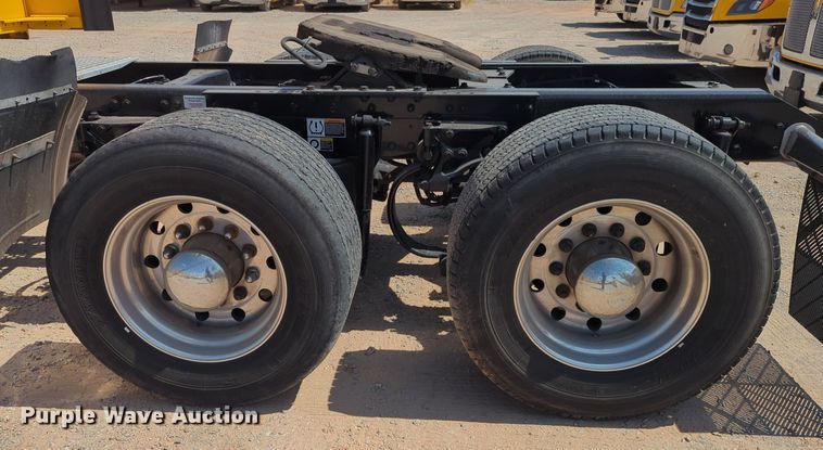 image for item EQ2163 2019 Kenworth  T680 semi truck