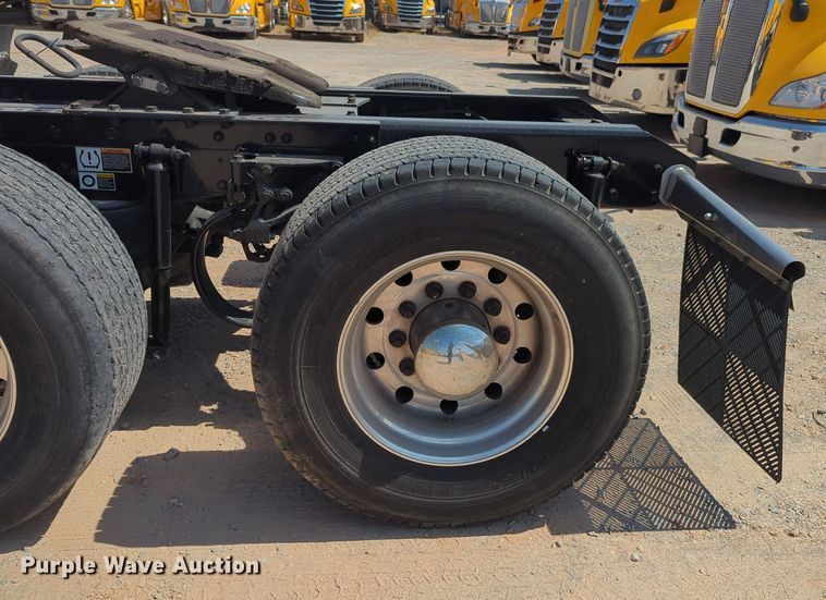 image for item EQ2163 2019 Kenworth  T680 semi truck