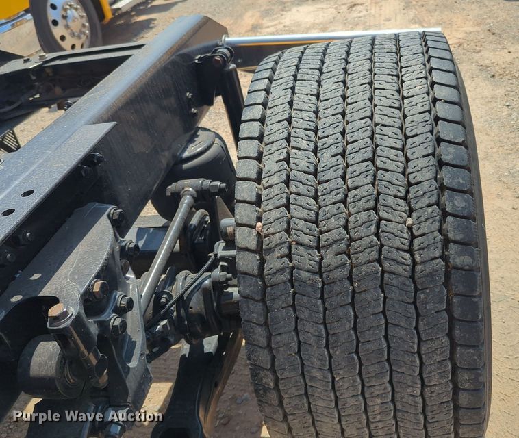 image for item EQ2163 2019 Kenworth  T680 semi truck