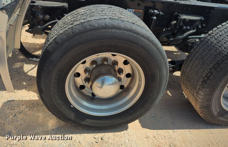 image for item EQ2163 2019 Kenworth  T680 semi truck