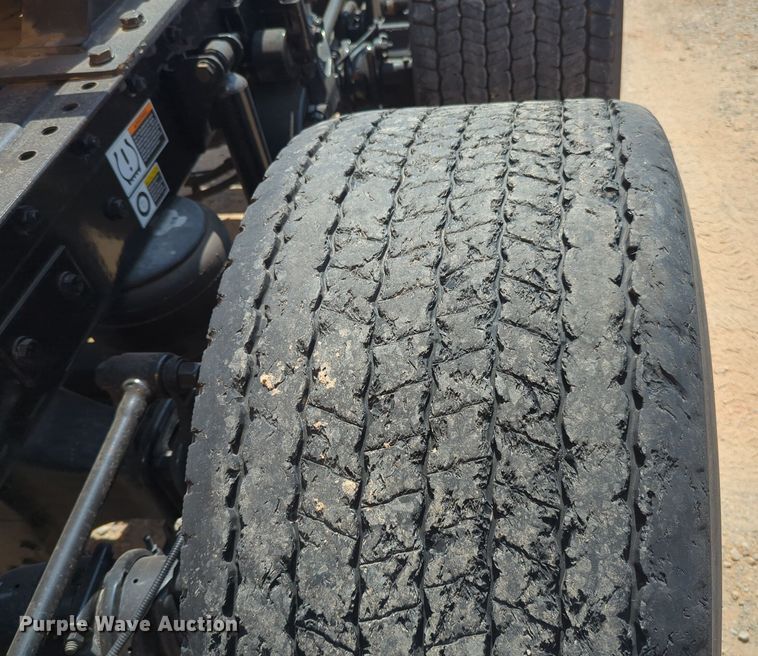 image for item EQ2163 2019 Kenworth  T680 semi truck