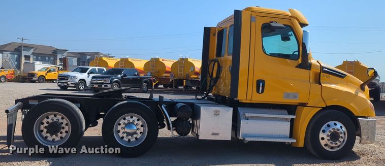 image for item EQ2164 2021 Freightliner  Cascadia 126 semi truck