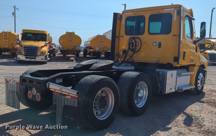 image for item EQ2164 2021 Freightliner  Cascadia 126 semi truck