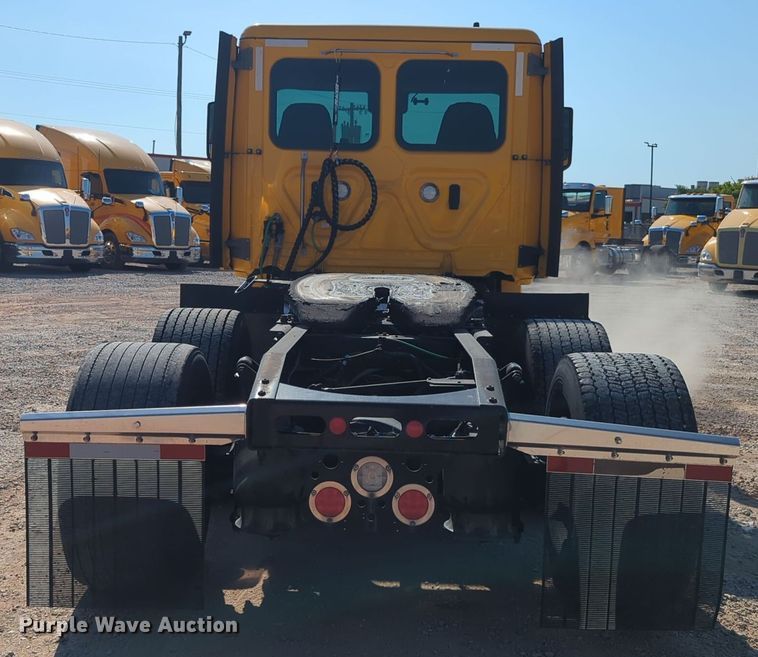 image for item EQ2164 2021 Freightliner  Cascadia 126 semi truck