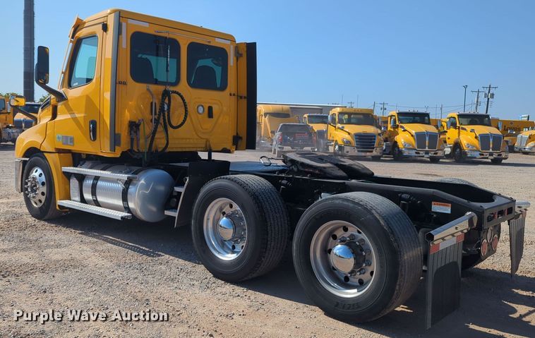 image for item EQ2164 2021 Freightliner  Cascadia 126 semi truck