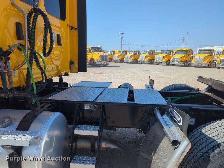 image for item EQ2164 2021 Freightliner  Cascadia 126 semi truck