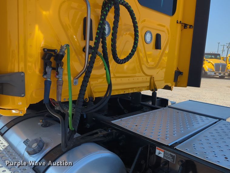 image for item EQ2164 2021 Freightliner  Cascadia 126 semi truck