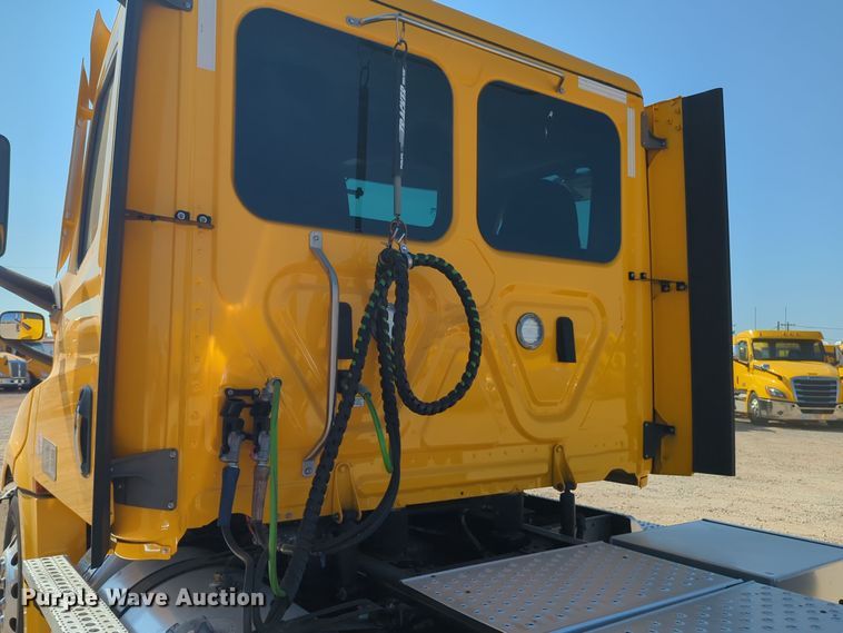 image for item EQ2164 2021 Freightliner  Cascadia 126 semi truck