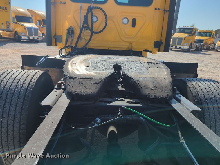 image for item EQ2164 2021 Freightliner  Cascadia 126 semi truck