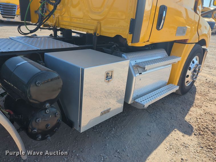 image for item EQ2164 2021 Freightliner  Cascadia 126 semi truck