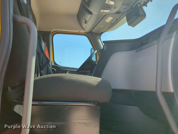 image for item EQ2164 2021 Freightliner  Cascadia 126 semi truck