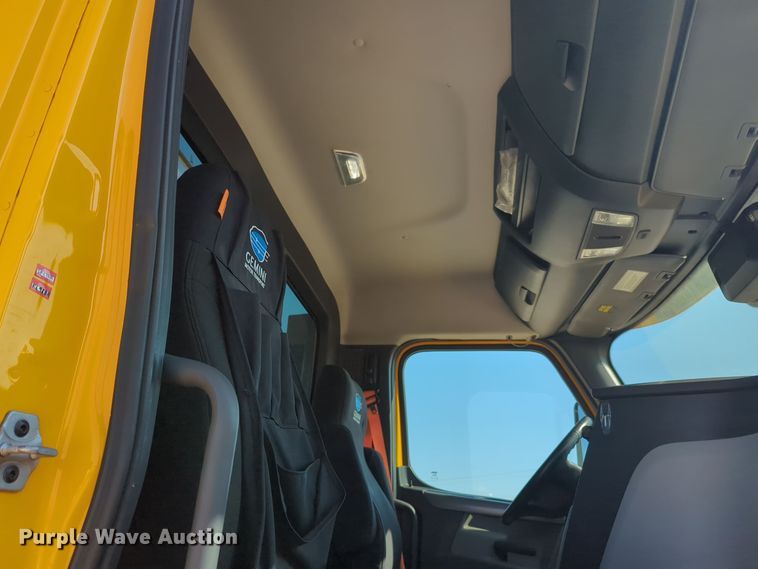 image for item EQ2164 2021 Freightliner  Cascadia 126 semi truck