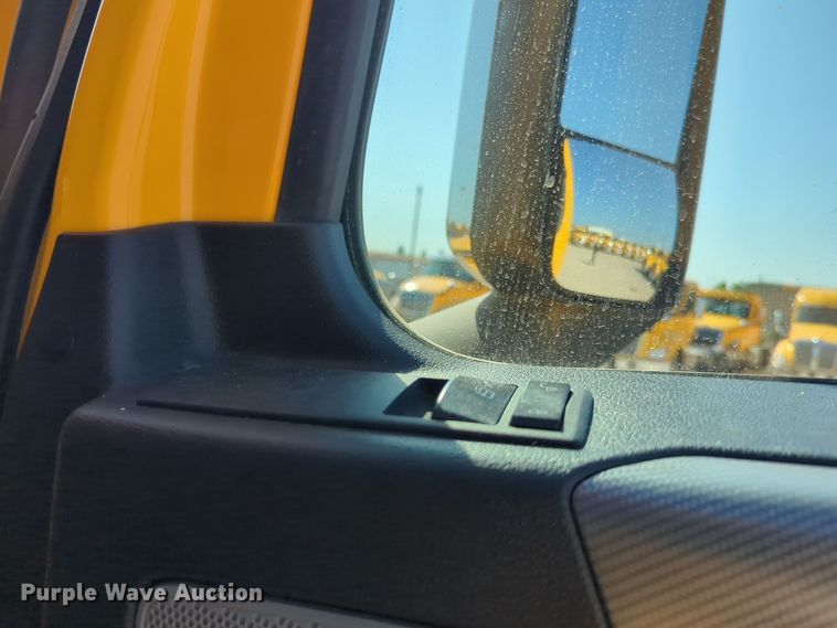 image for item EQ2164 2021 Freightliner  Cascadia 126 semi truck