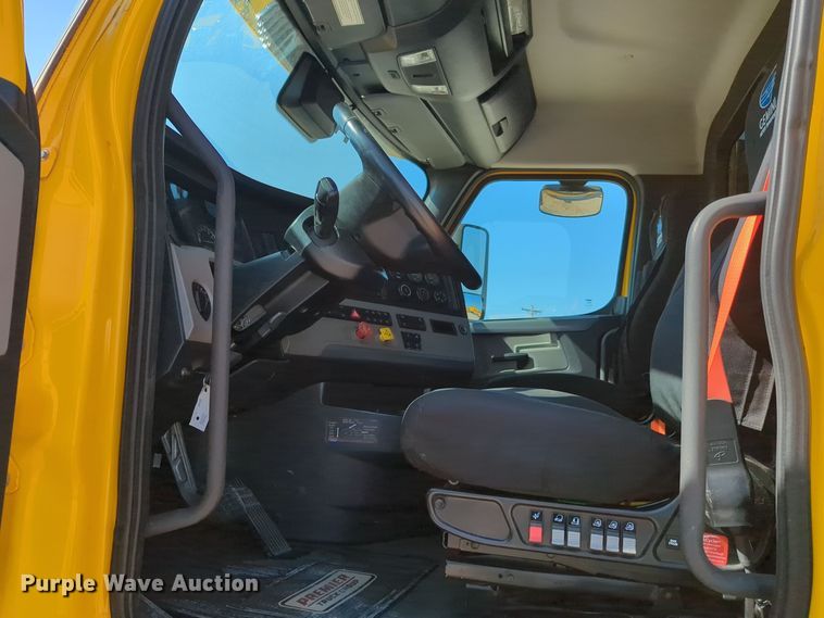 image for item EQ2164 2021 Freightliner  Cascadia 126 semi truck