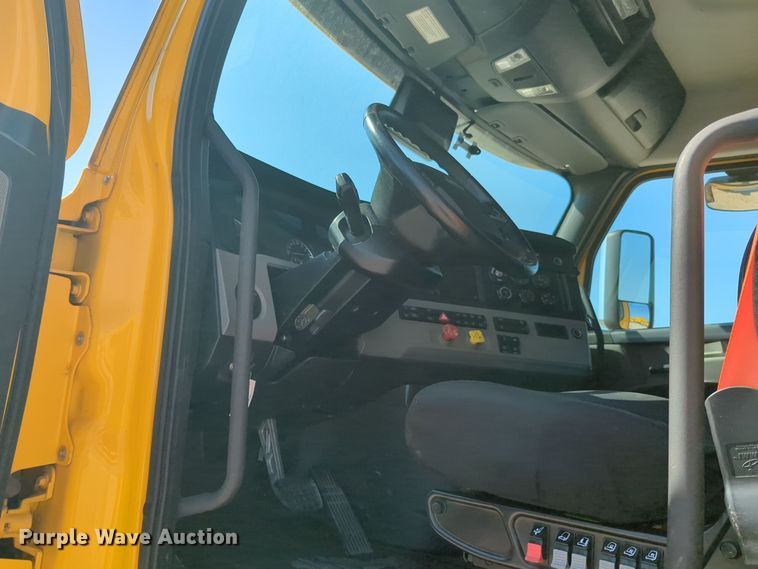 image for item EQ2164 2021 Freightliner  Cascadia 126 semi truck