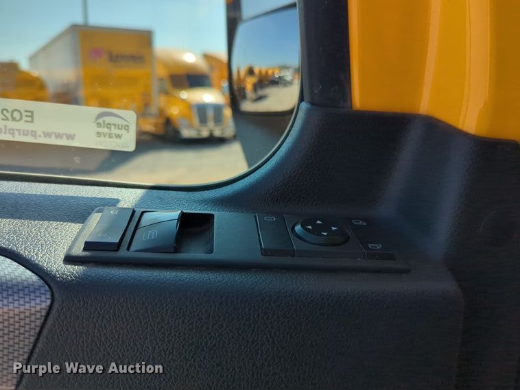 image for item EQ2164 2021 Freightliner  Cascadia 126 semi truck