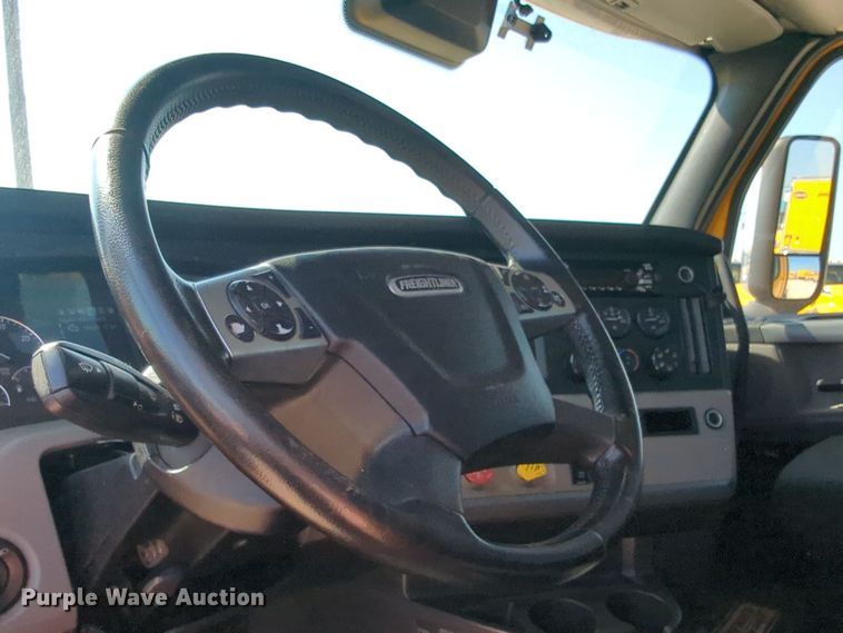 image for item EQ2164 2021 Freightliner  Cascadia 126 semi truck