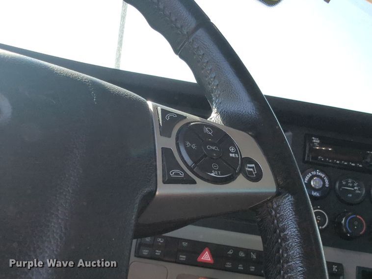 image for item EQ2164 2021 Freightliner  Cascadia 126 semi truck