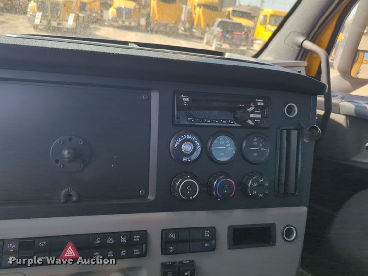 image for item EQ2164 2021 Freightliner  Cascadia 126 semi truck