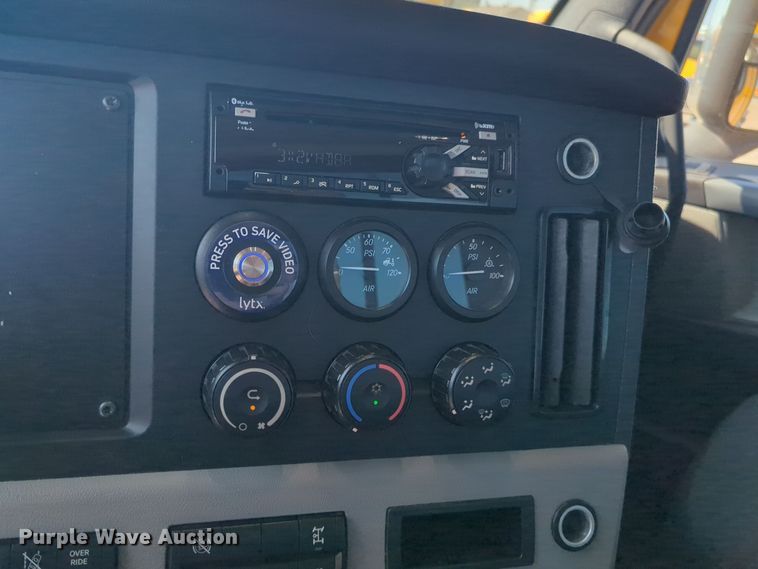 image for item EQ2164 2021 Freightliner  Cascadia 126 semi truck