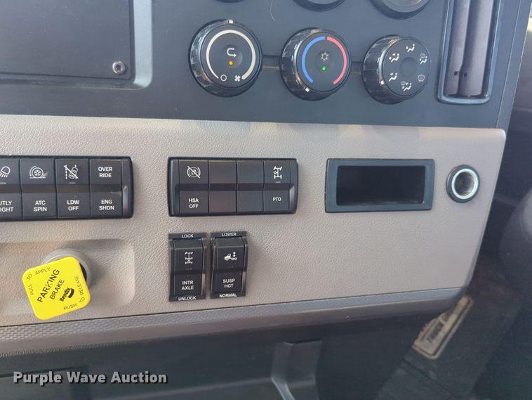 image for item EQ2164 2021 Freightliner  Cascadia 126 semi truck