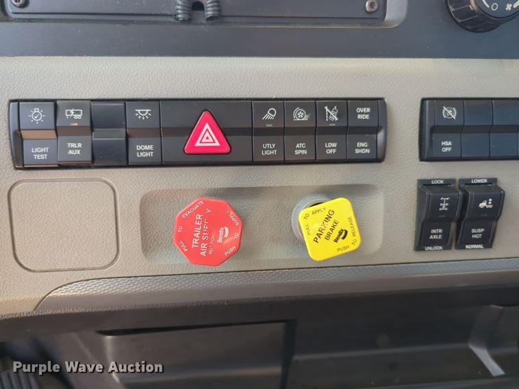 image for item EQ2164 2021 Freightliner  Cascadia 126 semi truck