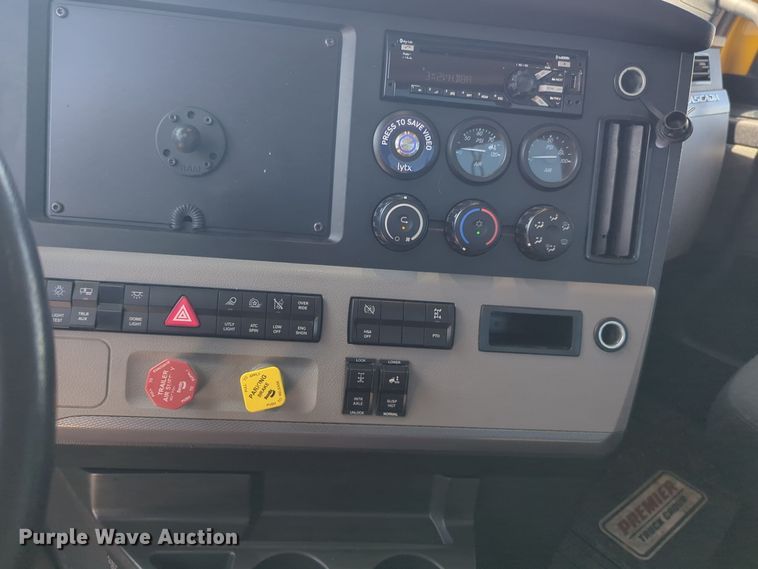 image for item EQ2164 2021 Freightliner  Cascadia 126 semi truck