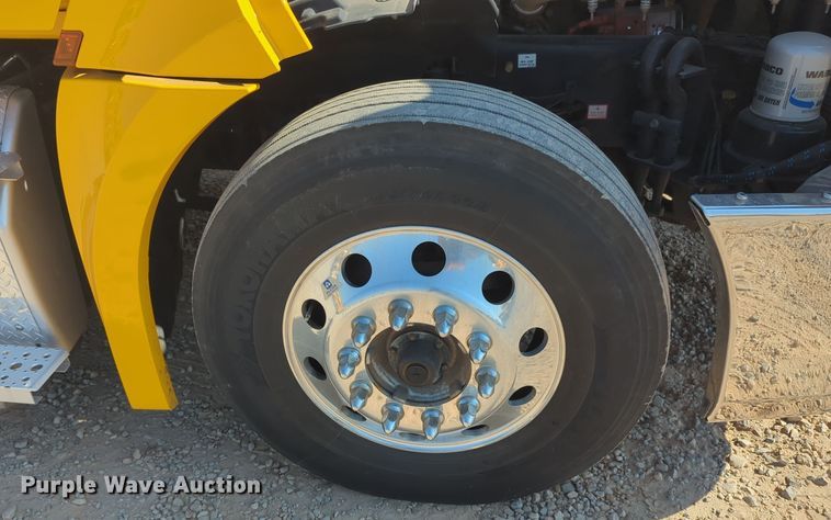 image for item EQ2164 2021 Freightliner  Cascadia 126 semi truck