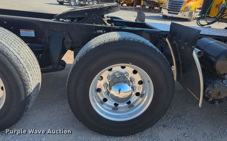 image for item EQ2164 2021 Freightliner  Cascadia 126 semi truck