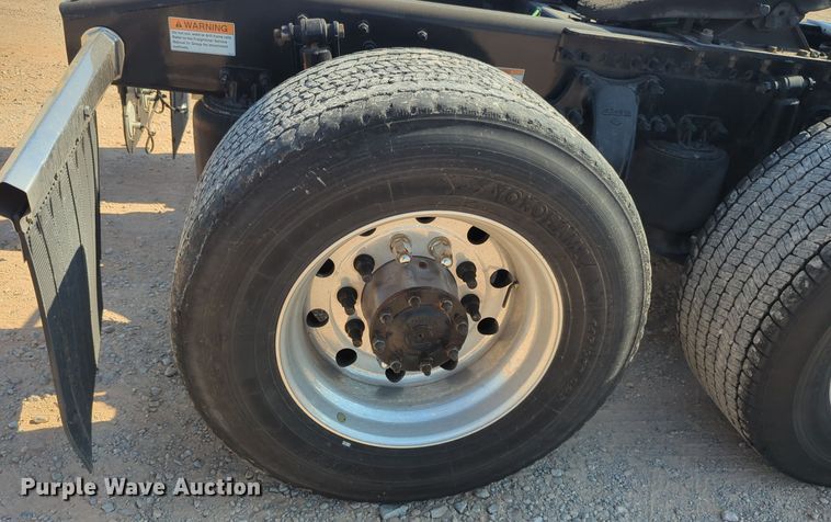 image for item EQ2164 2021 Freightliner  Cascadia 126 semi truck