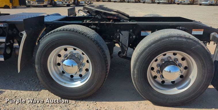 image for item EQ2164 2021 Freightliner  Cascadia 126 semi truck