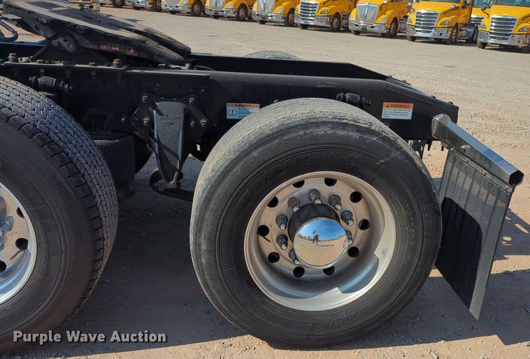 image for item EQ2164 2021 Freightliner  Cascadia 126 semi truck