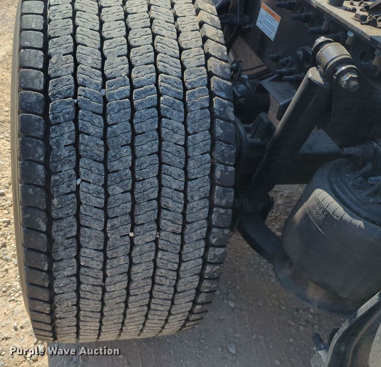 image for item EQ2164 2021 Freightliner  Cascadia 126 semi truck