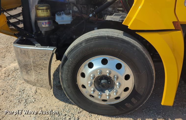 image for item EQ2164 2021 Freightliner  Cascadia 126 semi truck