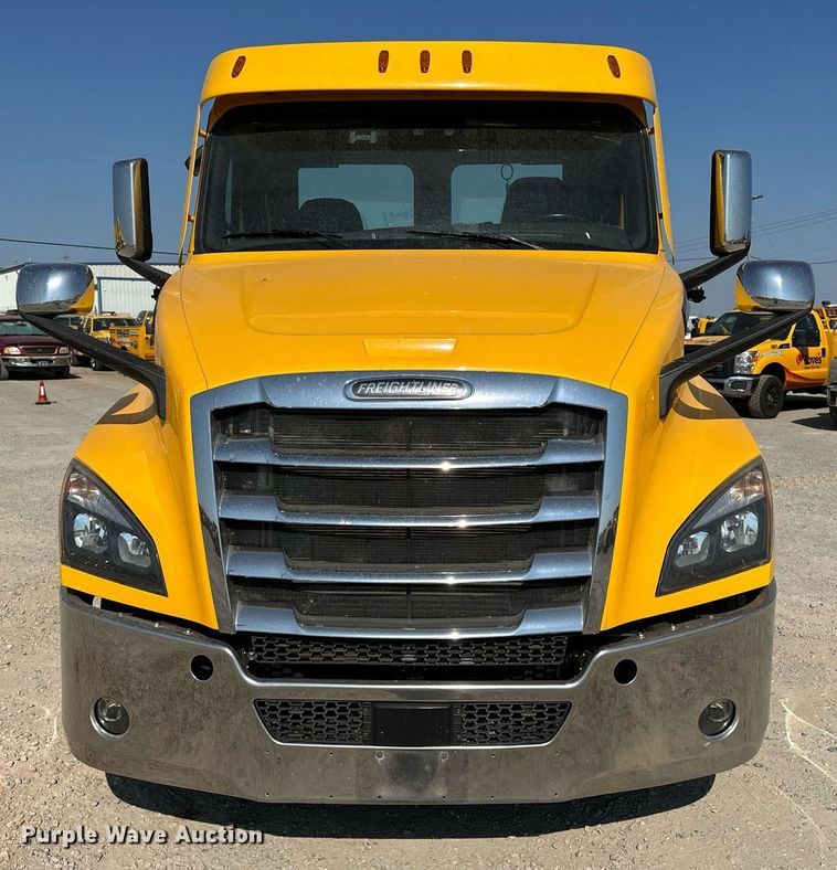 image for item EQ2165 2021 Freightliner  Cascadia 126 semi truck