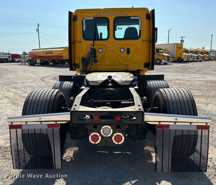 image for item EQ2165 2021 Freightliner  Cascadia 126 semi truck