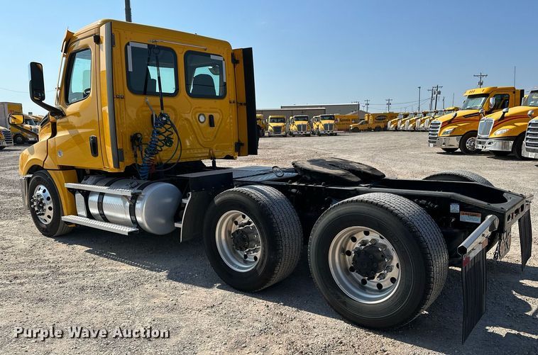 image for item EQ2165 2021 Freightliner  Cascadia 126 semi truck