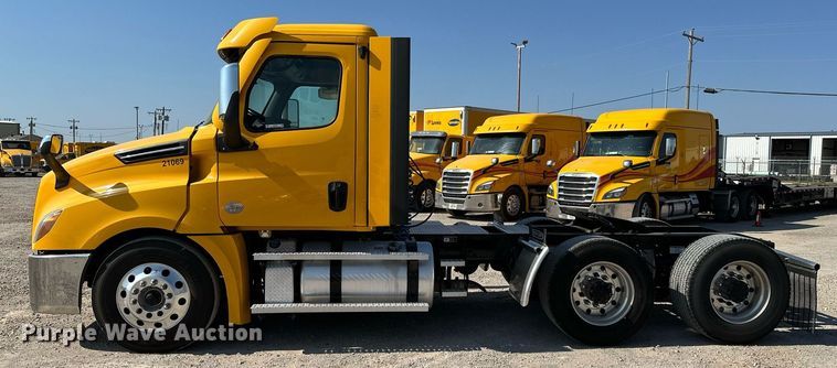 image for item EQ2165 2021 Freightliner  Cascadia 126 semi truck