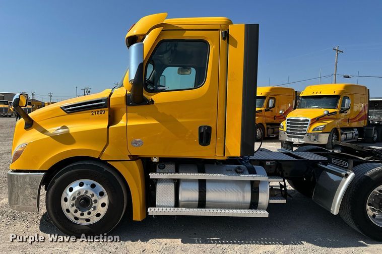 image for item EQ2165 2021 Freightliner  Cascadia 126 semi truck