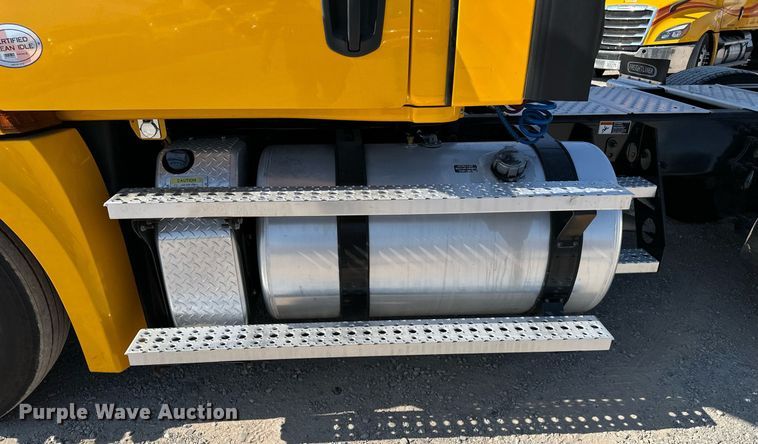 image for item EQ2165 2021 Freightliner  Cascadia 126 semi truck