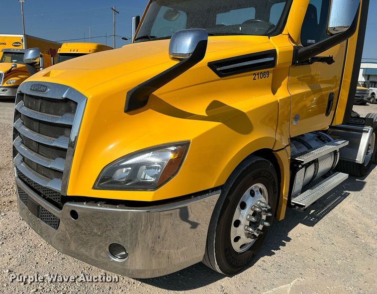 image for item EQ2165 2021 Freightliner  Cascadia 126 semi truck