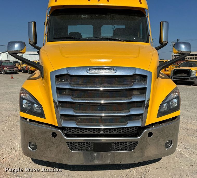 image for item EQ2165 2021 Freightliner  Cascadia 126 semi truck