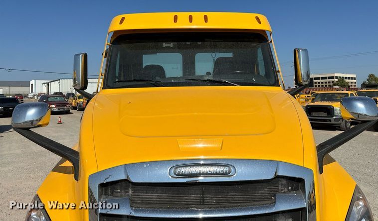 image for item EQ2165 2021 Freightliner  Cascadia 126 semi truck