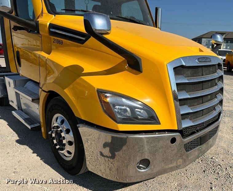 image for item EQ2165 2021 Freightliner  Cascadia 126 semi truck