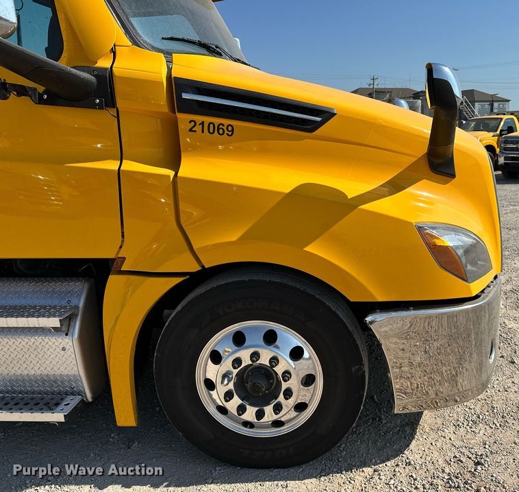 image for item EQ2165 2021 Freightliner  Cascadia 126 semi truck